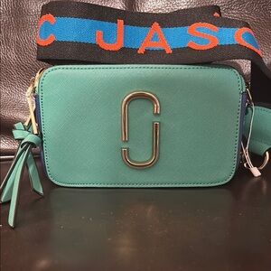 Green Crossbody Bag with Modern Design